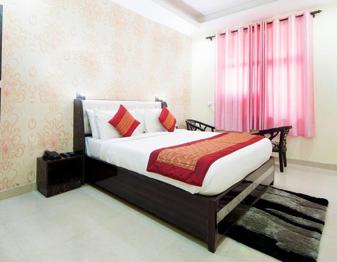 The Alpino Hotel New Delhi Extérieur photo