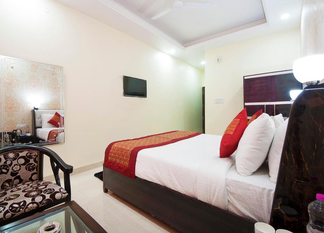 The Alpino Hotel New Delhi Extérieur photo